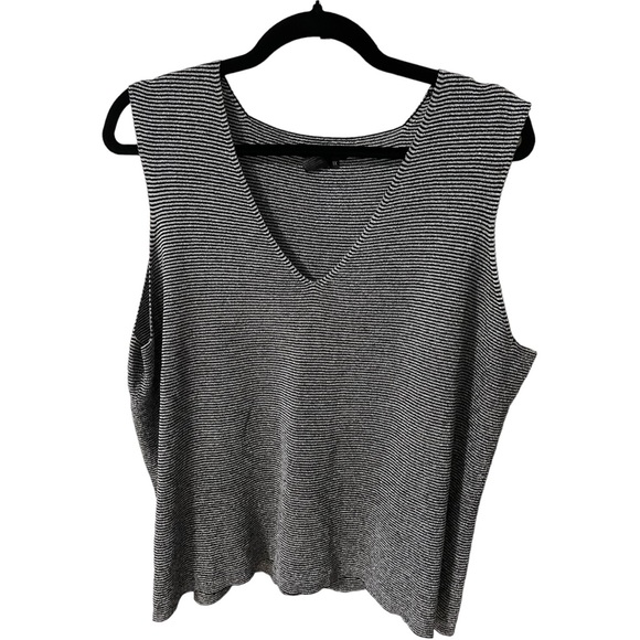 A Spanner v-neck top in size 1X - Picture 2 of 5